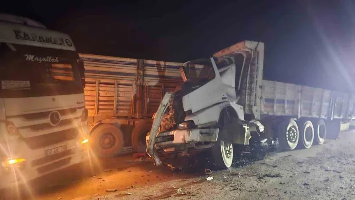 Yol kenarındaki arızalı araca çarptı