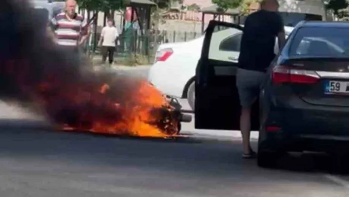 Yol ortasında alev alan motosiklet patlayarak kül oldu
