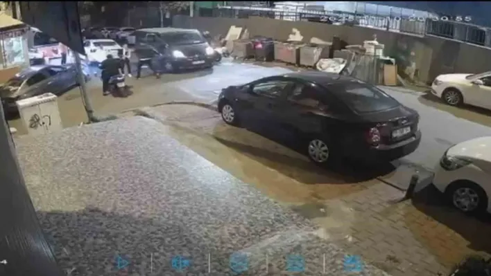 Yol verme kavgasında tartıştığı 2 kişiyi bıçakla yaraladı: O anlar kamerada
