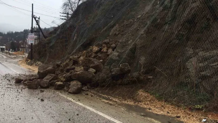 Yola düşen kaya parçaları trafiği aksattı