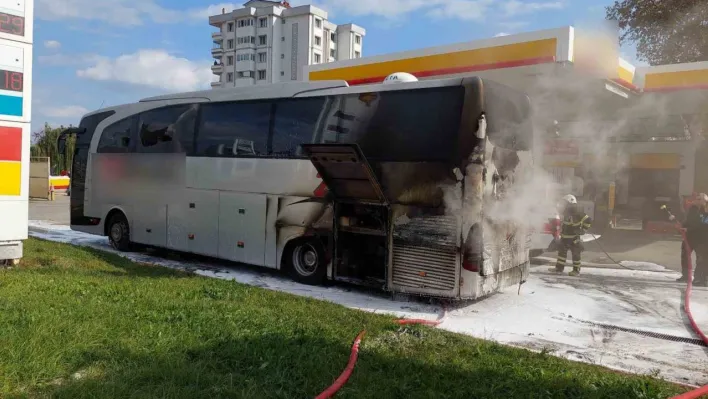 Yolcu otobüsünde yangın: Sürücü aracı akaryakıt istasyonuna çekip itfaiyeyi aradı