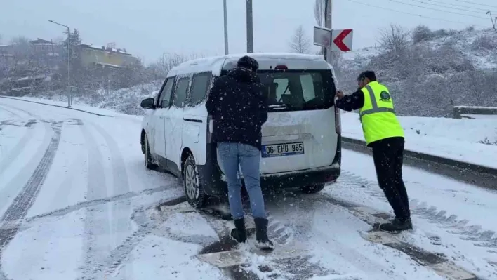 Yolda kalan araçları vatandaşlar iterek kurtardı