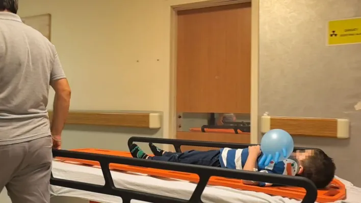 Yolun karşısına geçen aileye otomobil çarptı : 1'i ağır 4 yaralı