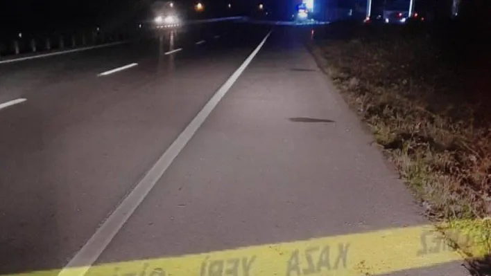 Yolun karşısına geçmek isterken otomobil çarptı, olay yerinde hayatını kaybetti