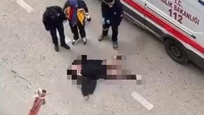 Yolun ortasında yatan kadın, sinir krizi geçirdi