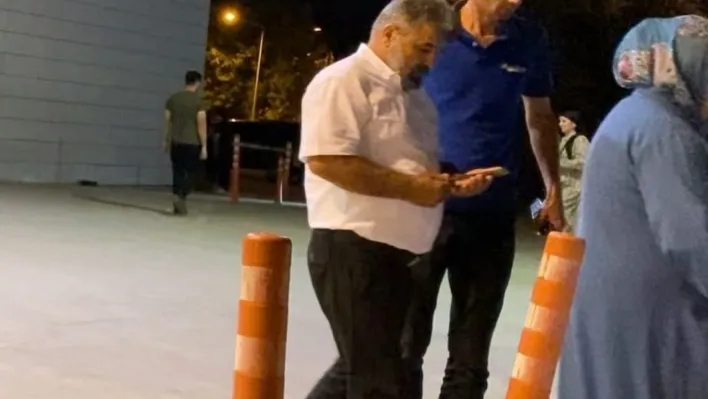 Yüksek sesle müzik dinleyen çocukları attığı şişeyle vurdu