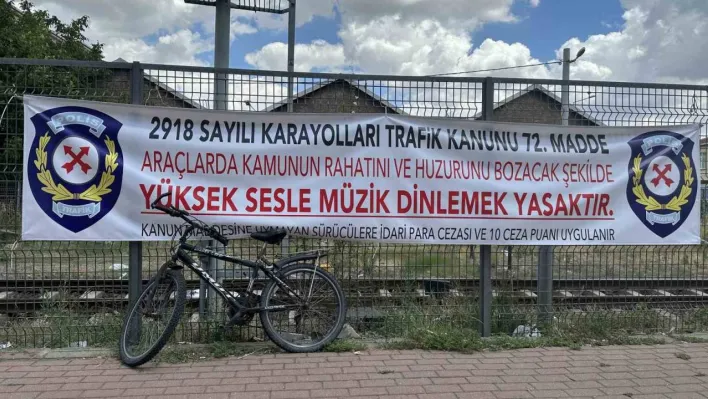 Yüksek sesli müziğe pankartlı uyarı