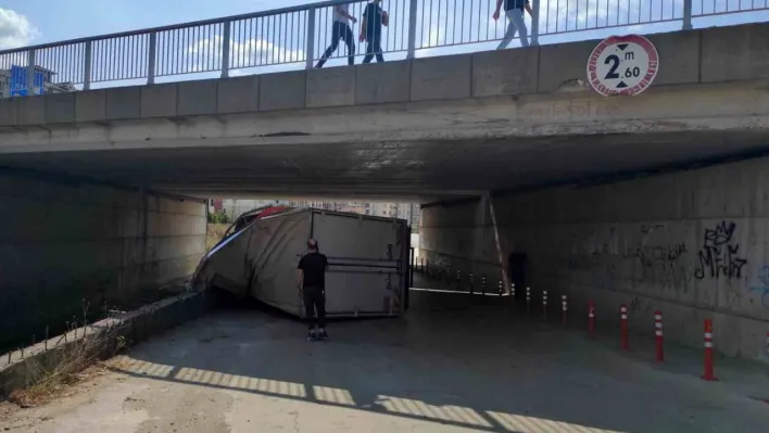 Yüksekliği hesaplayamadı, köprüye takıldı