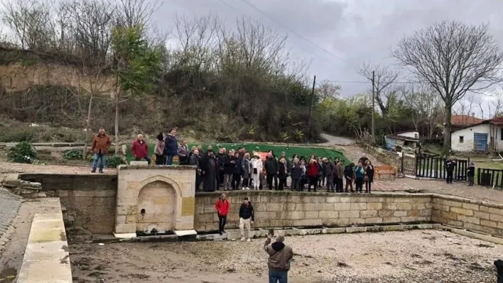 Yunanlılar atalarının köyünü ziyaret edip, geçmişte düğünlerin yapıldığı çeşme başında halay çekti