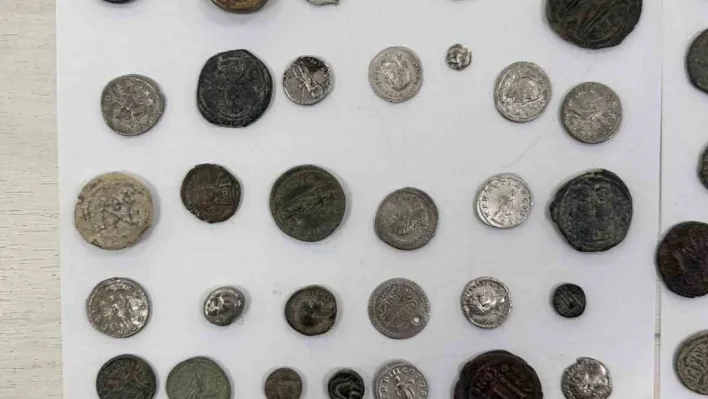 Yurt dışına kaçırılan 307 sikke ve 11 obje komşuya takıldı