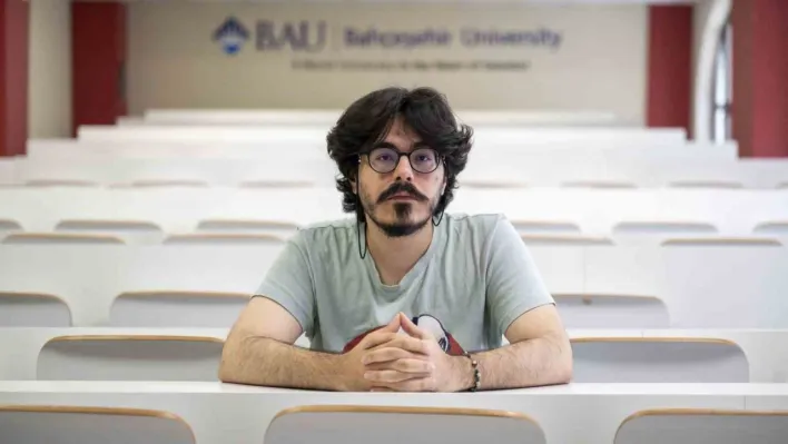 Yüzde 60 görme engeline rağmen önce YKS Türkiye şampiyonu oldu, şimdi de üniversiteyi birincilikle bitirdi
