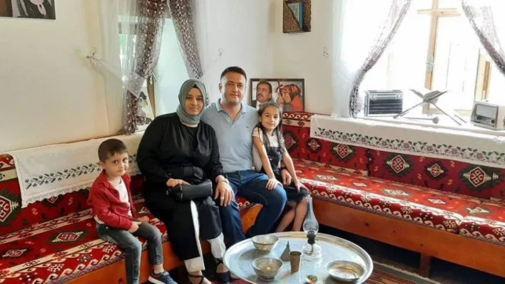 Yüzlerce kişi cenazeye akın etti, aileden geriye kalan o fotoğrafları görenler gözyaşlarını tutamadı