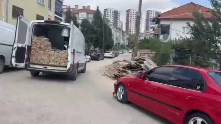 Zabıtalardan mahalle arasında seyyar satıcı operasyonu