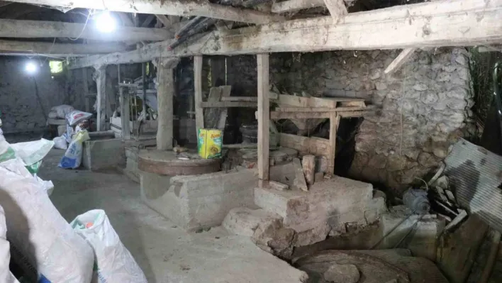 Zamanının büyük fabrikası olan su değirmeni 4 asırdır hizmet veriyor