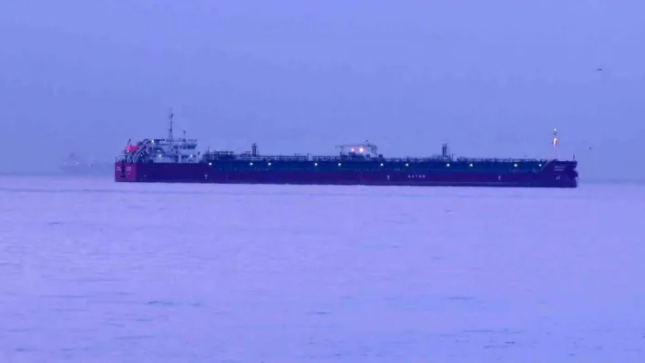 Zehirlenme yaşanan tanker gemisi, günün ilk ışıklarıyla görüntülendi