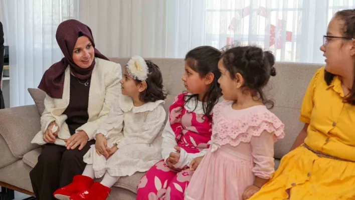 Zeynep Sözer, Çocuk Evini ziyaret etti