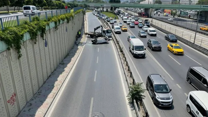 Zeytinburnu'nda feci kaza: Araç demir korkulukları aşıp yan yola düştü