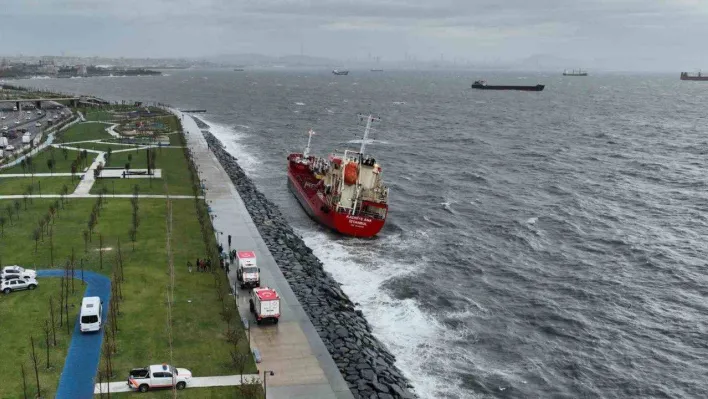 Zeytinburnu'nda lodos nedeniyle karaya oturan gemi dron ile görüntülendi