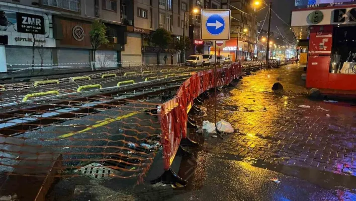 Zeytinburnu'nda tramvay yoluna giren araç, raylarda sıkıştı