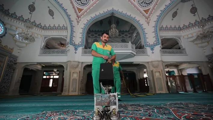 Zeytinburnu'ndaki tüm camiler Mevlit Kandili'nde gül suyu ile yıkandı