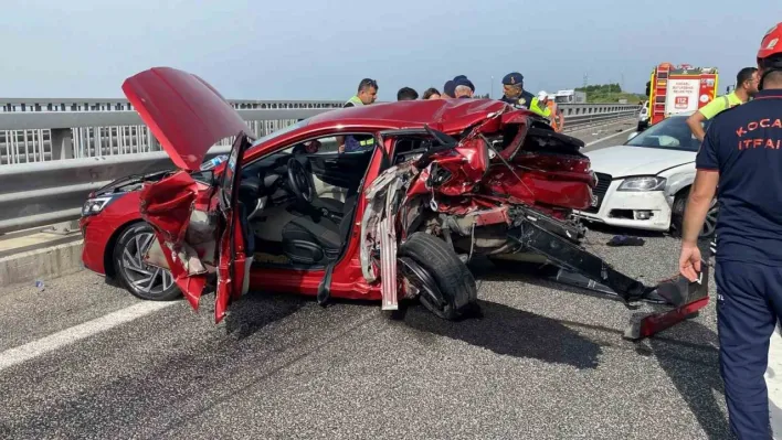 Zincirleme kazada otomobil kağıt gibi ezildi: 5 yaralı