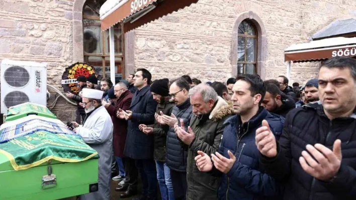 Ziyarete gittikleri Hatay'da depremde hayatını kaybeden anne ve oğlu toprağa verildi