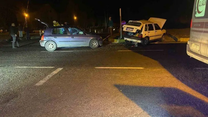 Zonguldak'ta kavşakta çarpışan iki otomobilde 2'si ağır 3 kişi yaralandı