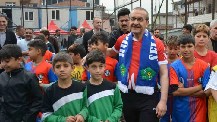 60 eşofman, 60 forma, 8 futbol topunu vali kendi elleriyle dağıttı