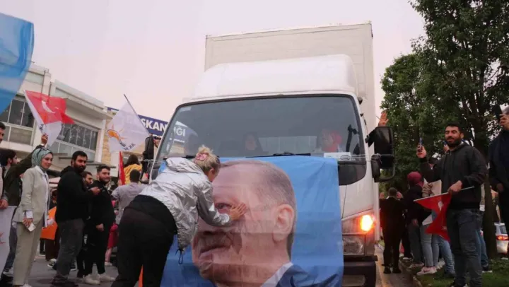 7'den 70'e sokağa dökülüp seçim zaferini kutlamaya başladılar