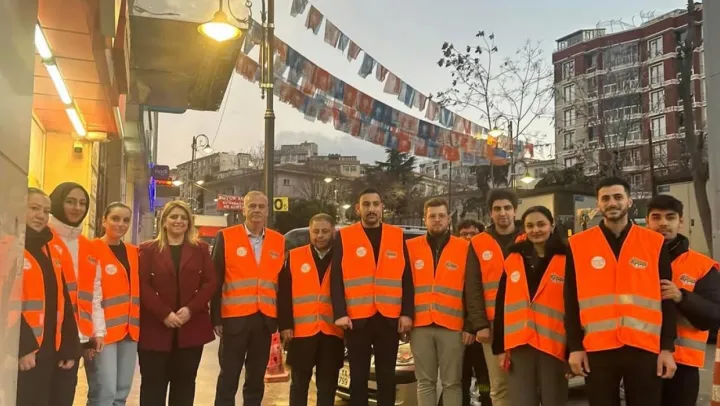 AK Parti Silivri Teşkilatı 'İftara 5 Kala' Programında Vatandaşlara İftariyelik Dağıttı