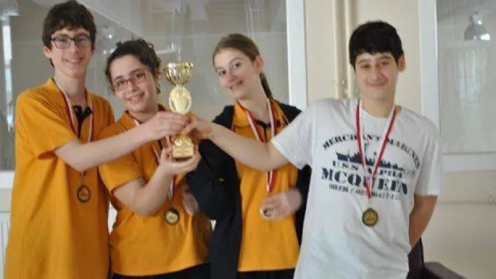 Akademi Koleji'nde, Fen Lisesi ve Anadolu Öğretmen Lisesi'de açıldı.
