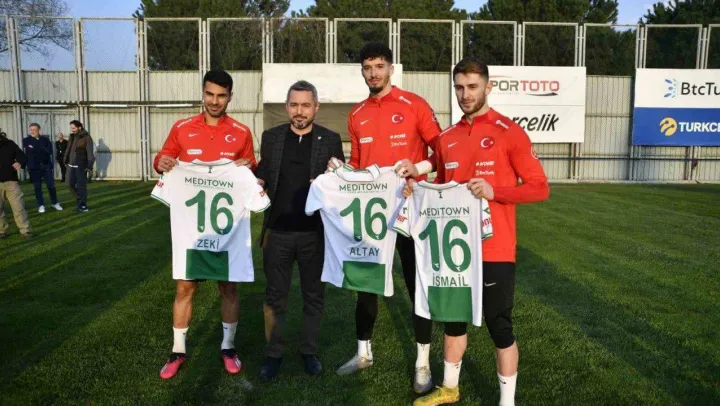 Altay Bayındır, İsmail Yüksek ve Mehmet Zeki Çelik'e Bursaspor forması hediye edildi