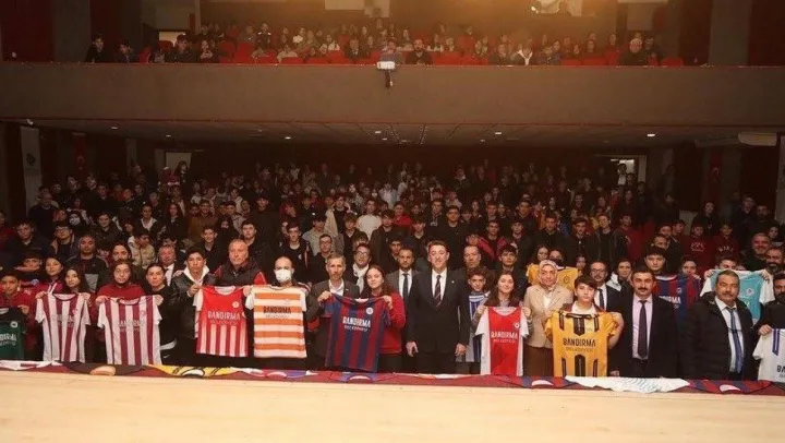 Bandırma Belediyesinden öğrencilere forma hediyesi