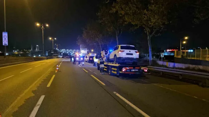 Bayrampaşa'da 2 aracın karıştığı kaza alanına başka bir araç daldı: 2 ölü, 4 yaralı