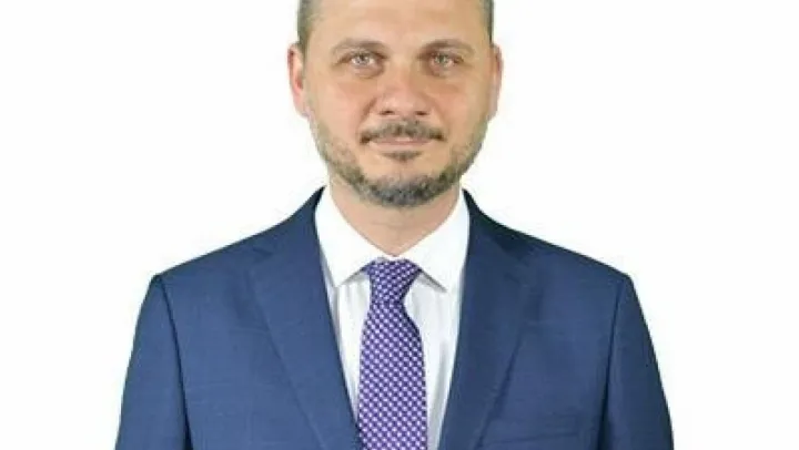 Belediye Başkanı Mehmet Murat Çalık'ın tutuklanmasının ardından bugün sabah saatlerinde toplanan Beylikdüzü Belediye Meclisi, Önder Serkan Çebi'yi belediye başkan vekili seçti.