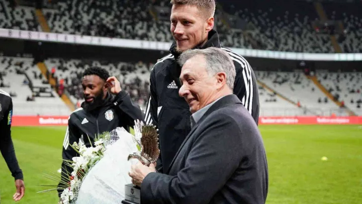 Beşiktaş, Dünya Kupası'nda forma giyen isimlere plaket verdi