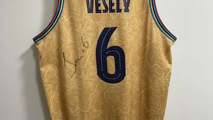 Bogdan Bogdanovic ve Jan Vesely'nin formaları destek için satışta