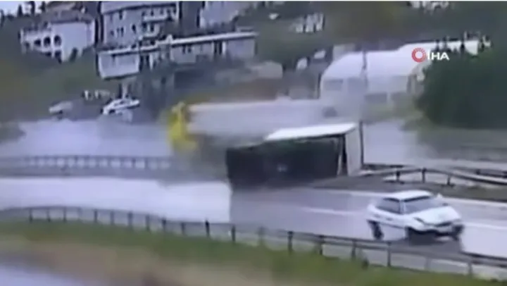 Büyükçekmece E-5 karayolunda kamyon devrildi: 1 yaralı