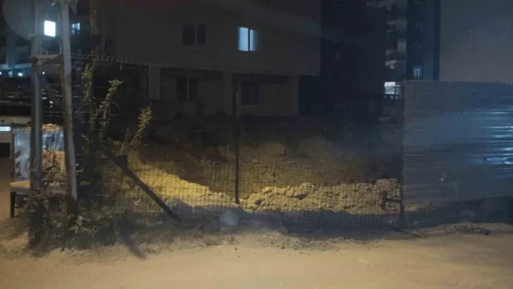 Çekmeköy'de temel kazısı sırasında istinat duvarı çöktü
