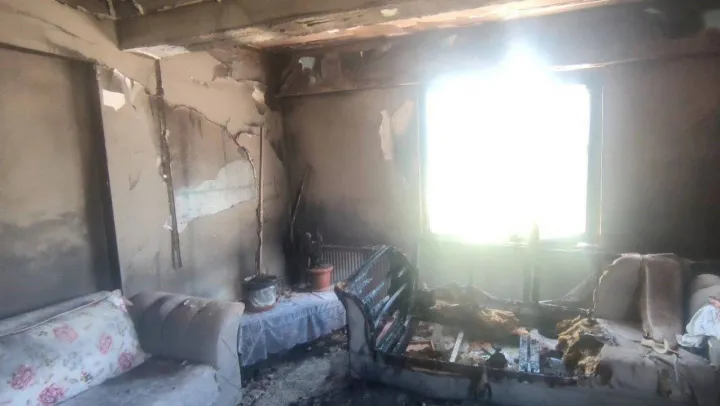 Çiftlikköy'de apartman dairesi küle döndü