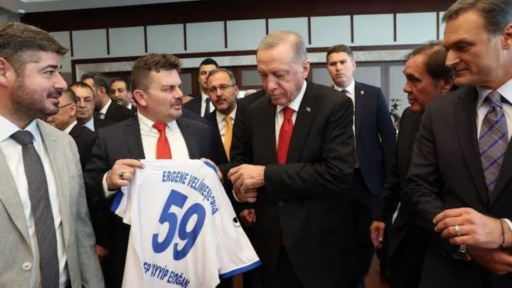 Cumhurbaşkanı Erdoğan'a 59 numaralı Ergene Velimeşespor forması