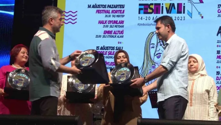 Dokuma sanatçısı Neziroğlu Şile'de 'Yıldızlara Nakşetmek' adlı performansını sergiledi