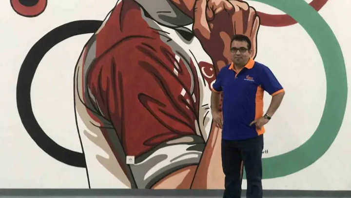 Esenler'de belediye temizlik personelinden Mete Gazoz performansı kamerada