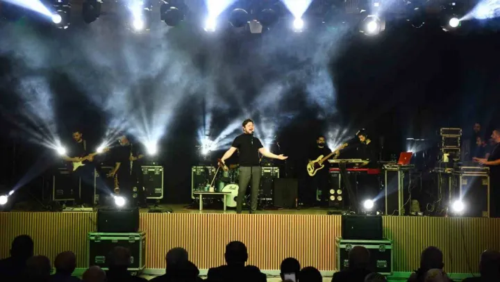 Esenyurt'ta sahne alan sanatçı Ekin Uzunlar kemençe performansıyla dinleyicileri büyüledi