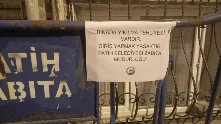 Fatih'te inşaat temeli kazılırken hasar gören bina boşaltıldı
