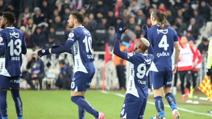 Fenerbahçe, galibiyet serisine Sivas'ta devam etti