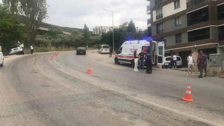 Gemlik'te mazot dökülen yolda 3 araç kazaya karıştı