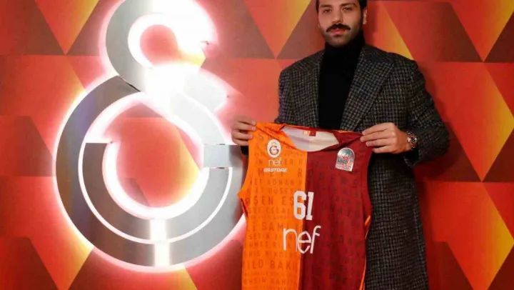 Göksenin Köksal, depremzedeler için formasını bağışladı