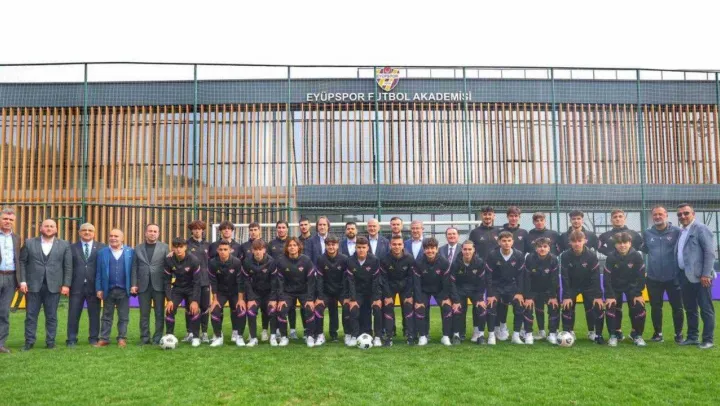 İçişleri Bakanı Soylu'dan Eyüpspor kulübüne ziyaret