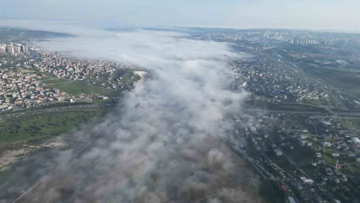 İstanbul'da sis bulutları kartpostallık görüntü oluşturdu